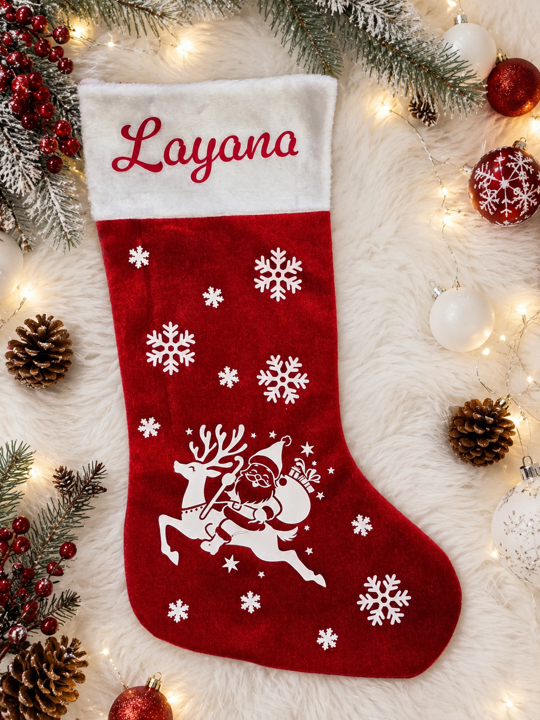 Chaussette de Noël personnalisée pour Layana - Le renne et le Père Noël entouré de flocons.