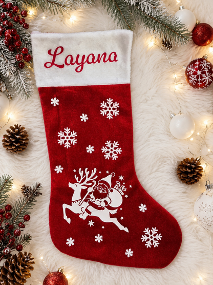 Chaussette de Noël personnalisée pour Layana - Le renne et le Père Noël entouré de flocons.