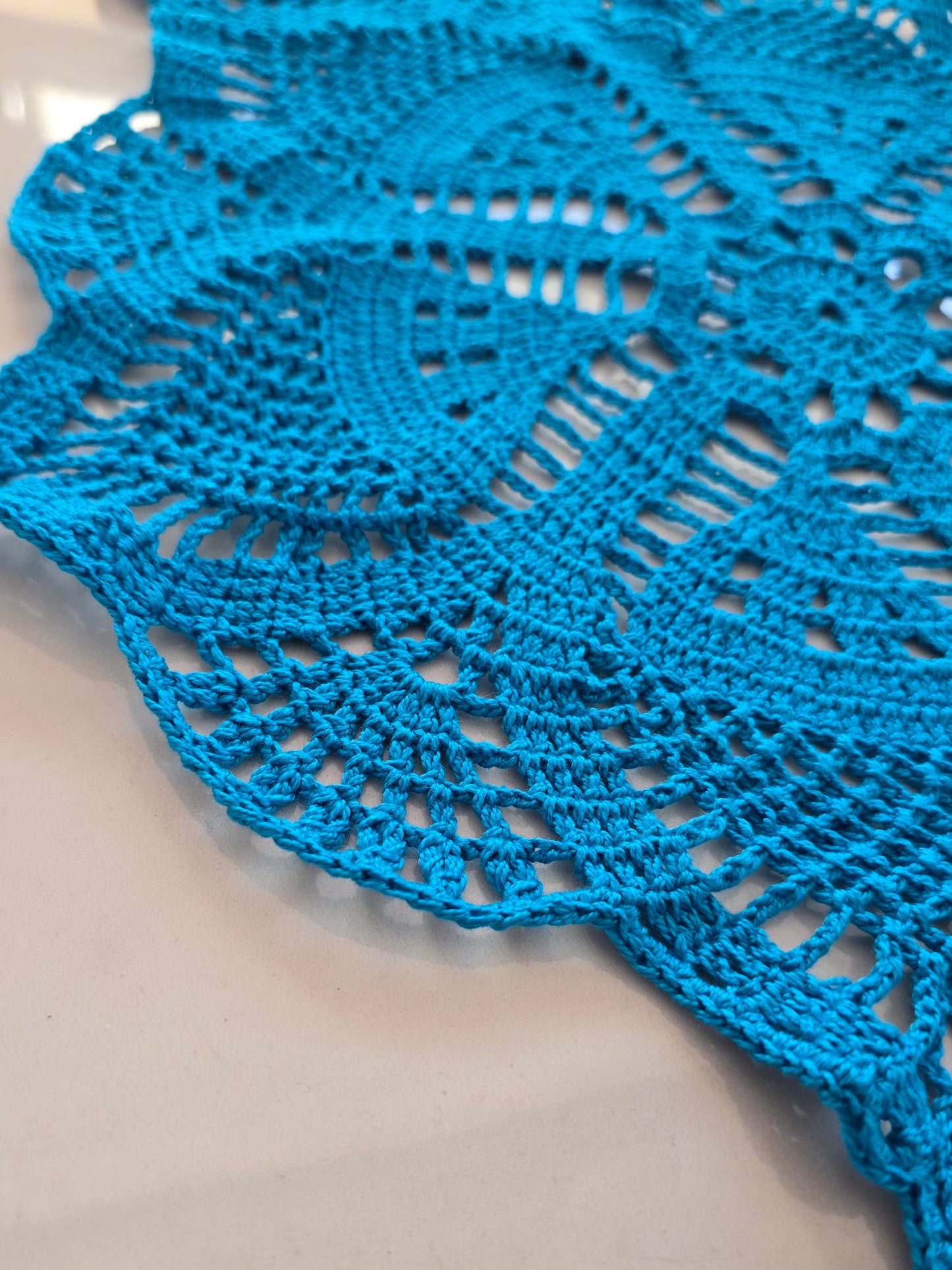 motif artisanal en crochet bleu, travail ajouré et finement réalisé