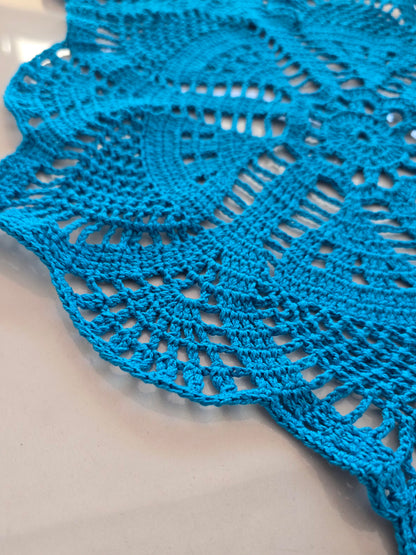 motif artisanal en crochet bleu, travail ajouré et finement réalisé