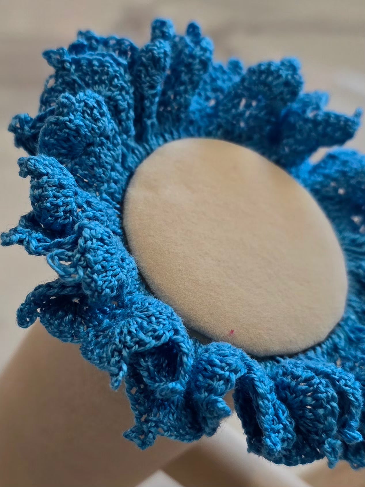 Accessoire cheveux bleu en crochet fait main.