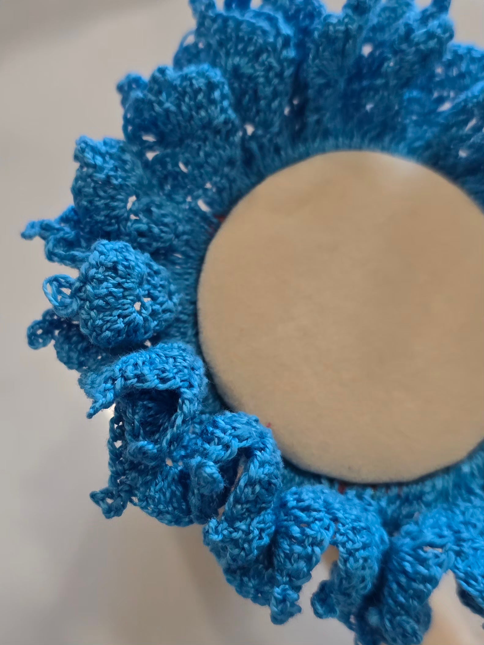 Forme circulaire du chouchou bleu en crochet.