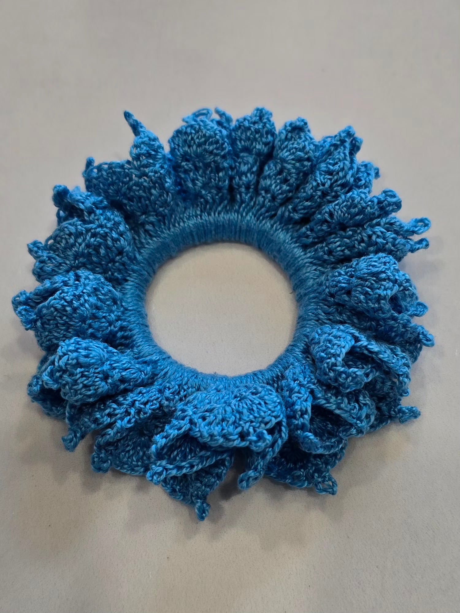 Chouchou bleu en crochet fait main en coton.