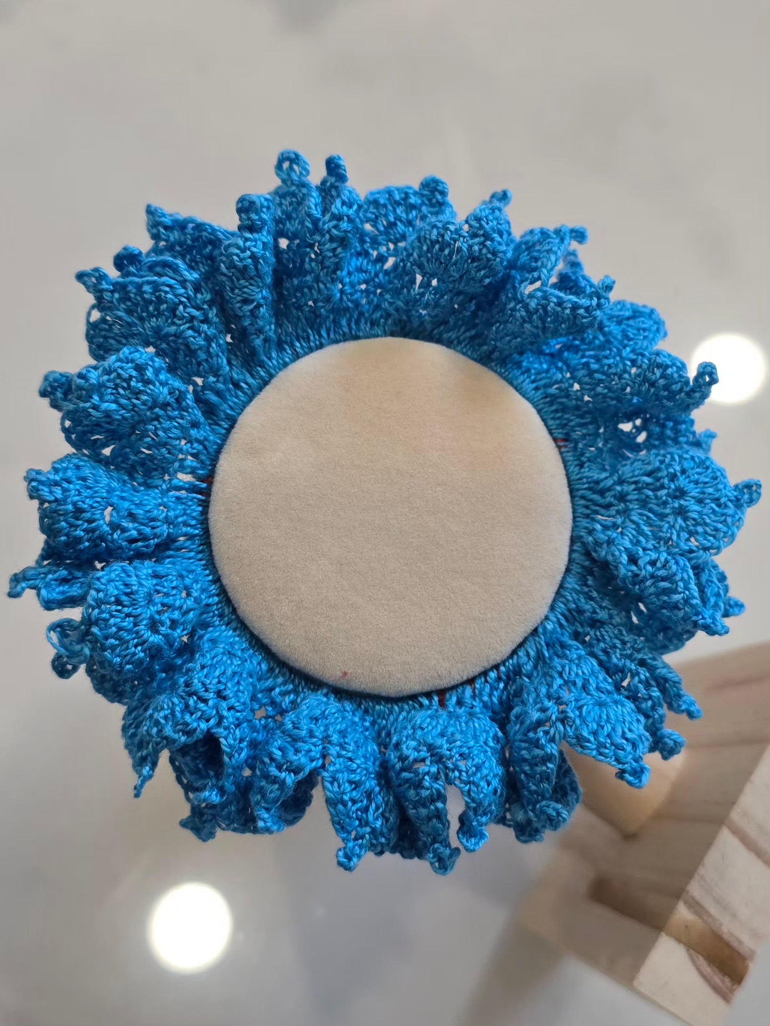 Design artisanal du chouchou bleu en crochet.