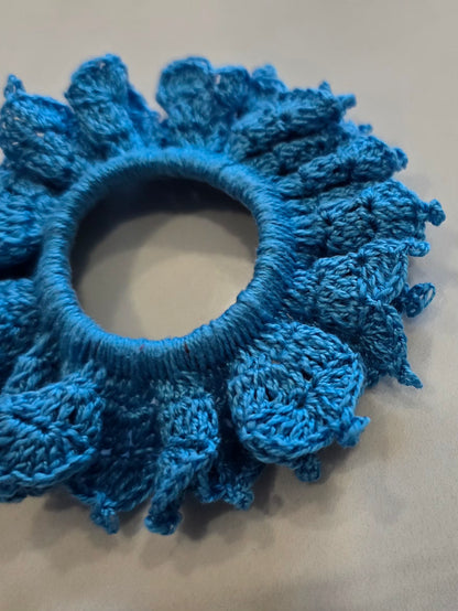 Détail des volants du chouchou bleu en crochet.