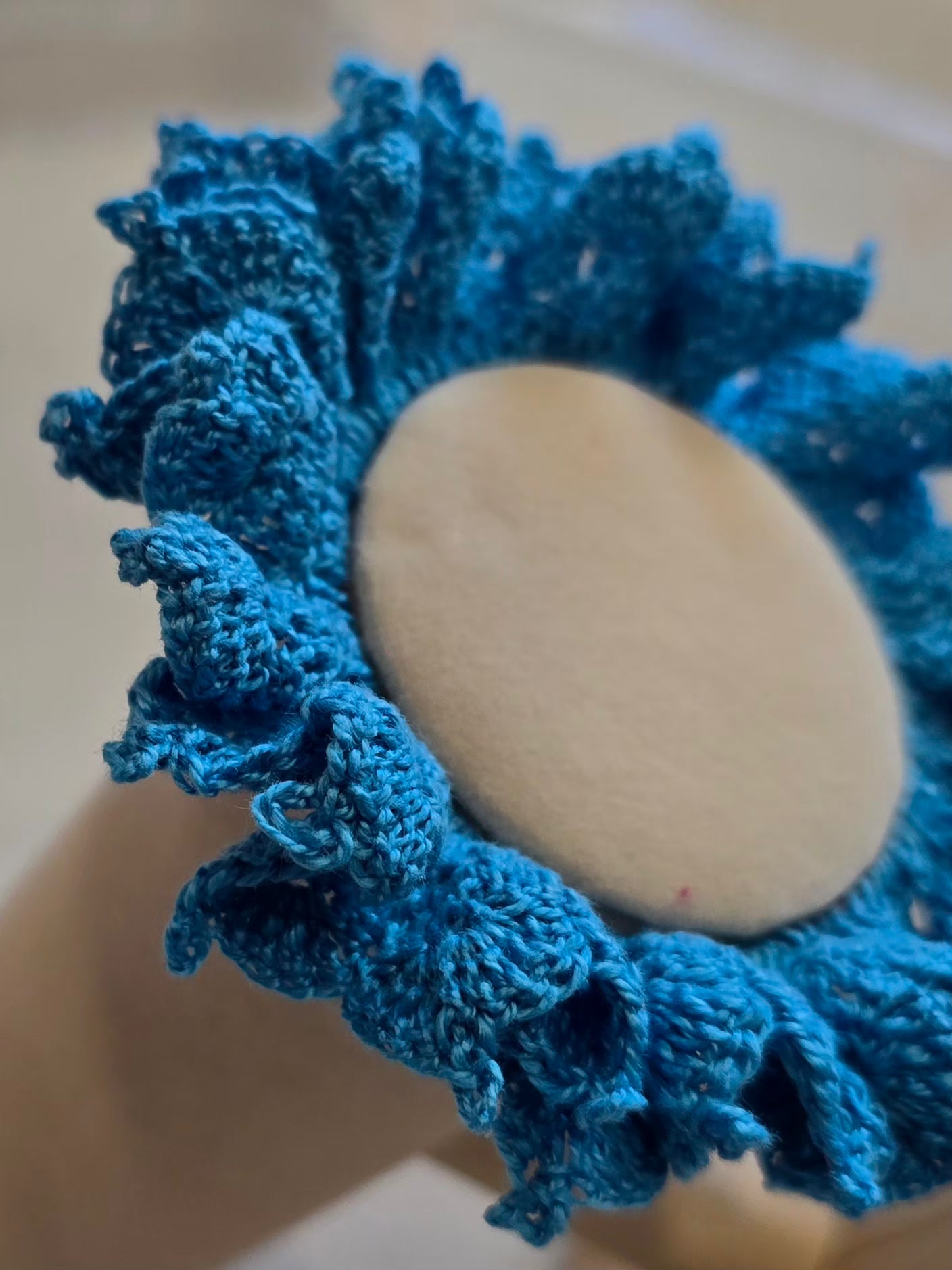 Détails du chouchou bleu en crochet fait main.