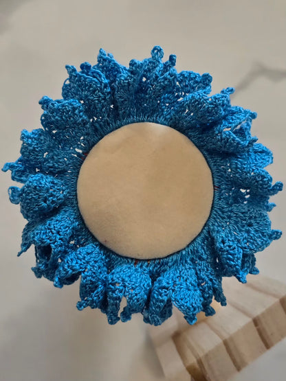 Chouchou bleu en coton doux pour les cheveux.