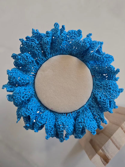 Chouchou leu fait main en crochet artisanal.