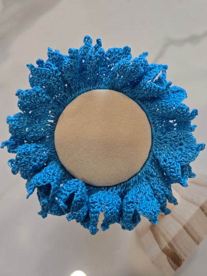 Finitions soignées du chouchou bleu en crochet.