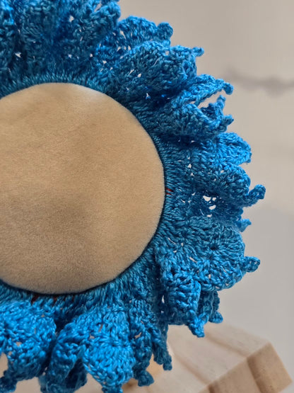 Gros plan sur le crochet du chouchou bleu.