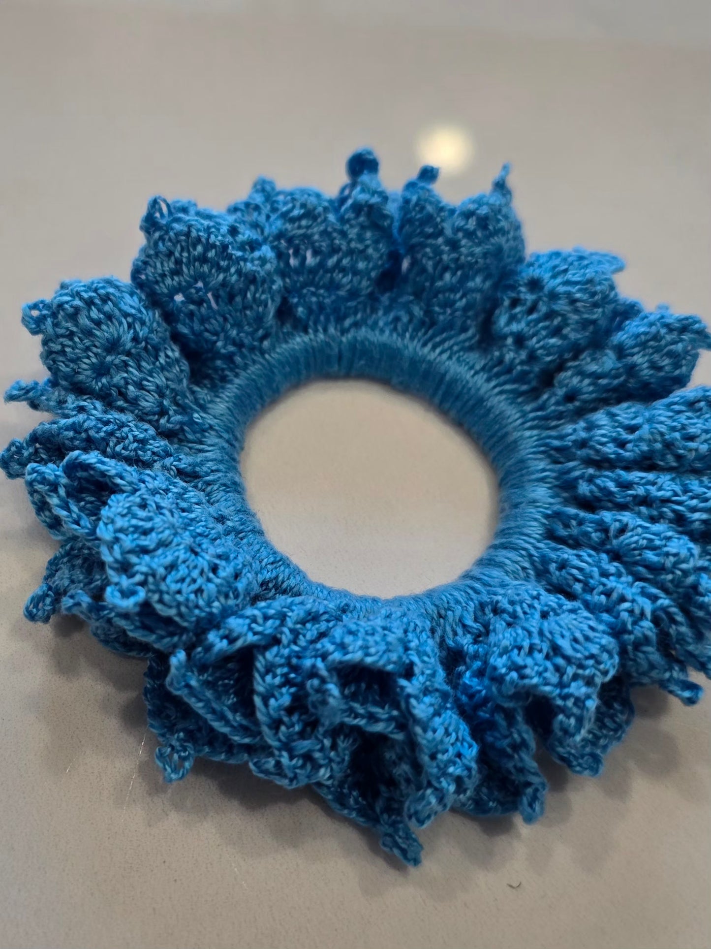 Structure élastique intérieur du chouchou bleu.