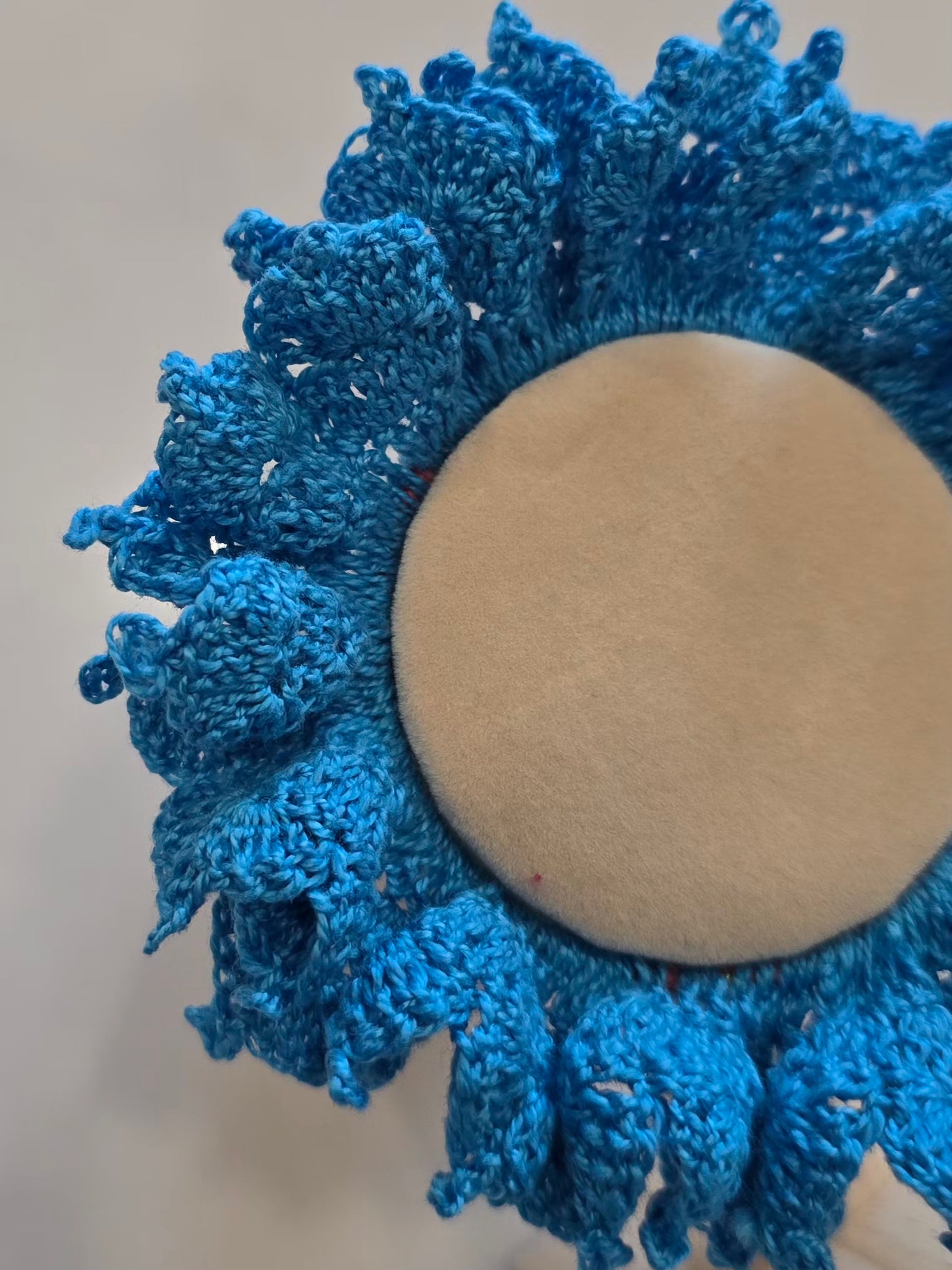 Chouchou bleu en crochet au style romantique.