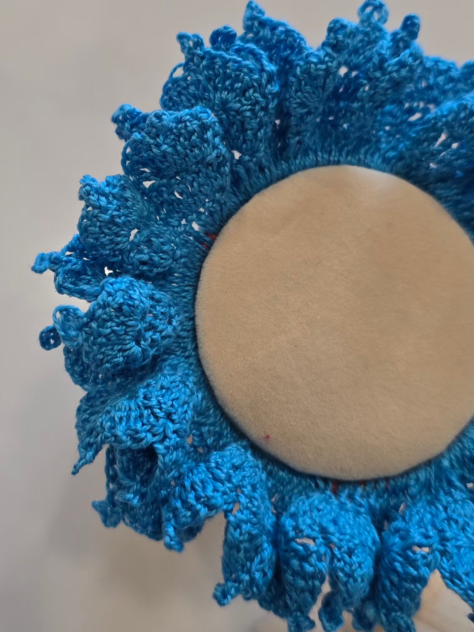 Chouchou bleu en crochet au style romantique.