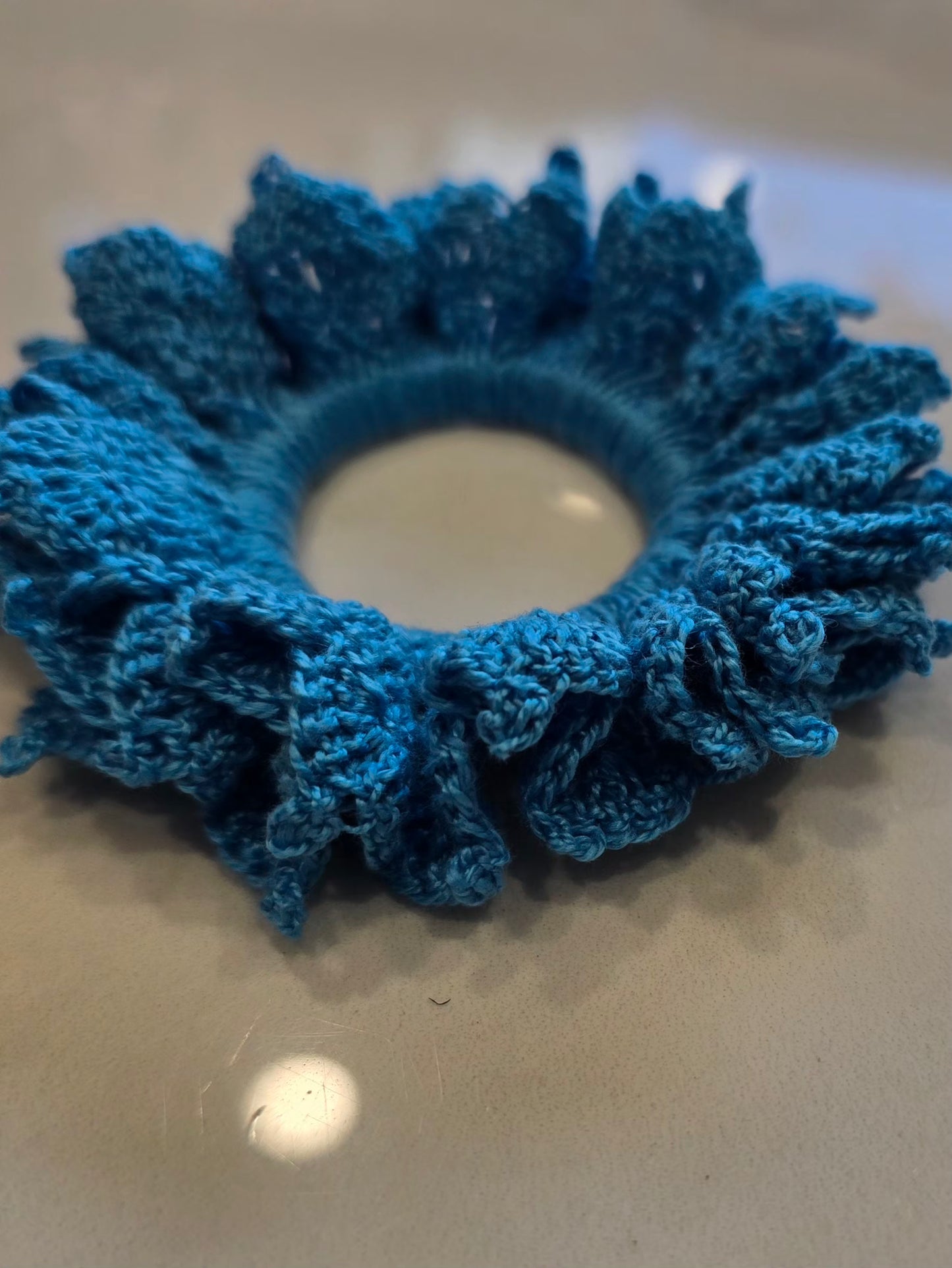 Texture du coton sur chouchou bleu fait main.