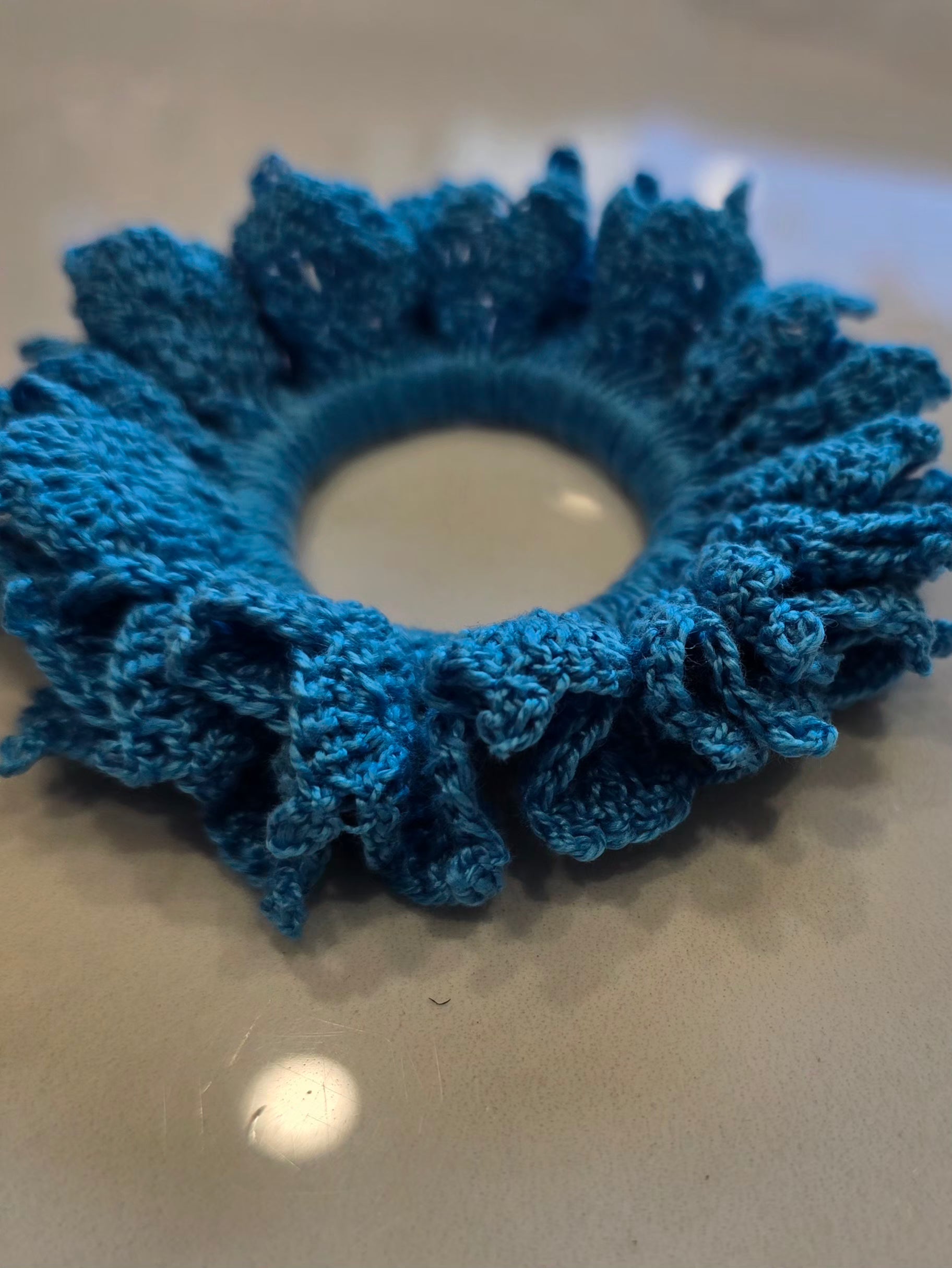 Texture du coton sur chouchou bleu fait main.