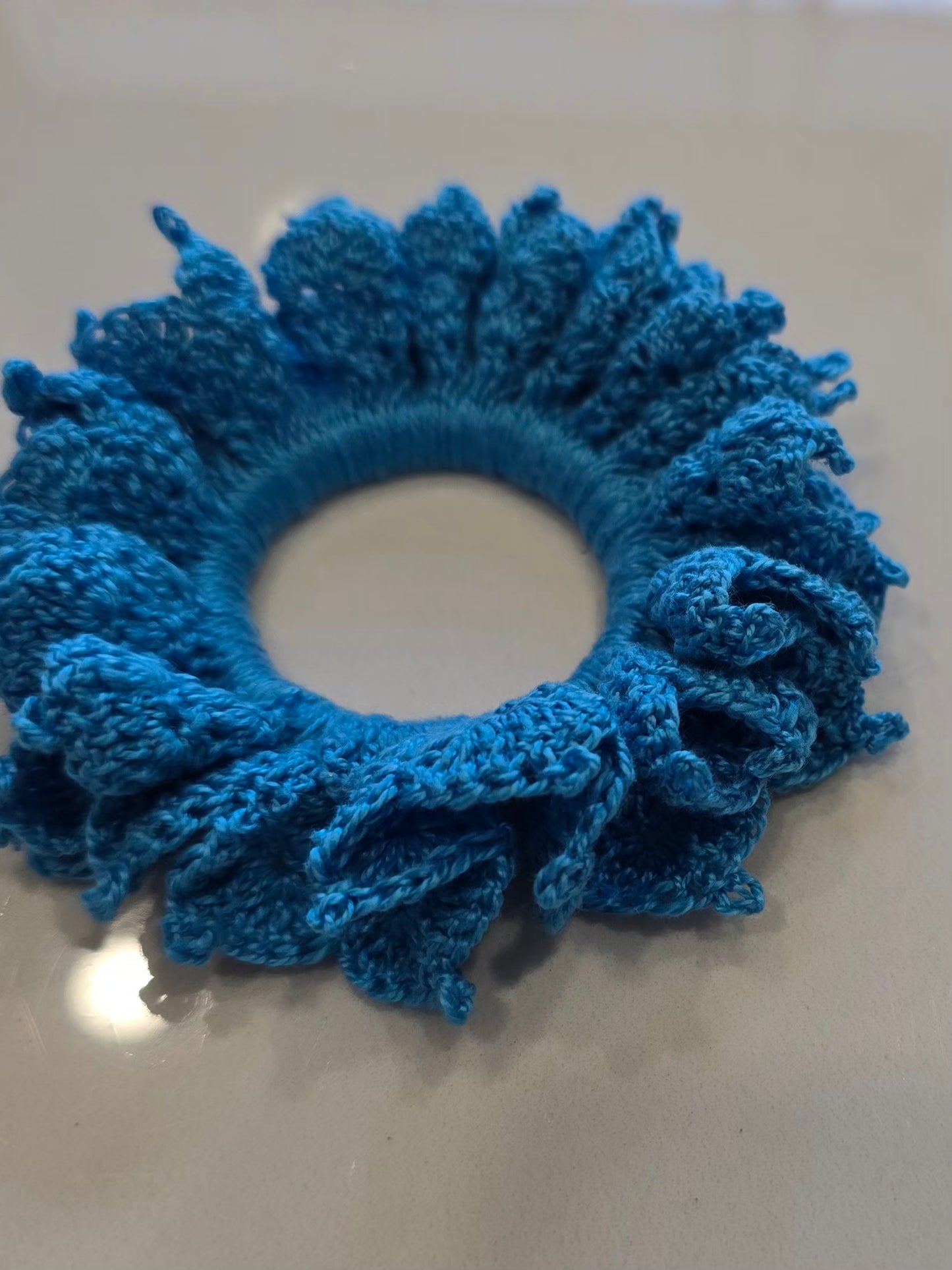 Chouchou bleu avec volants crochetés fait main