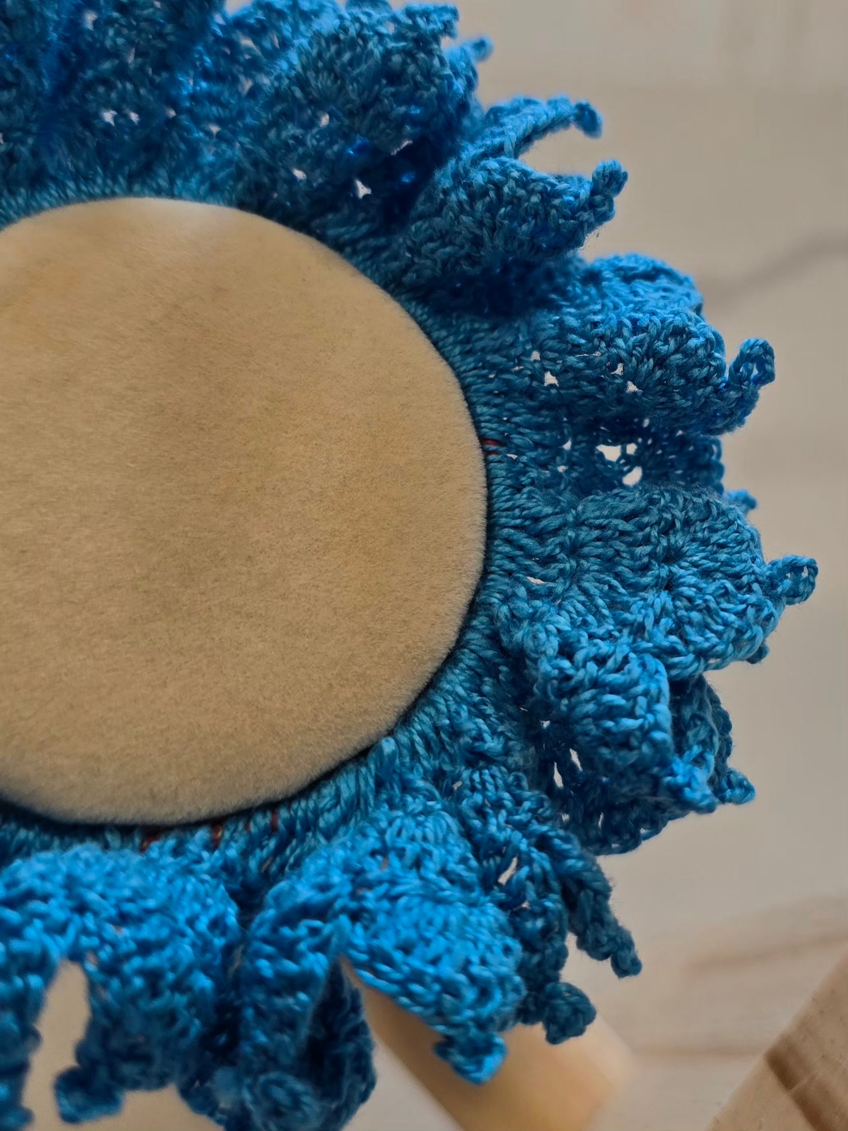 Volume et ondulations du chouchou bleu artisanal.