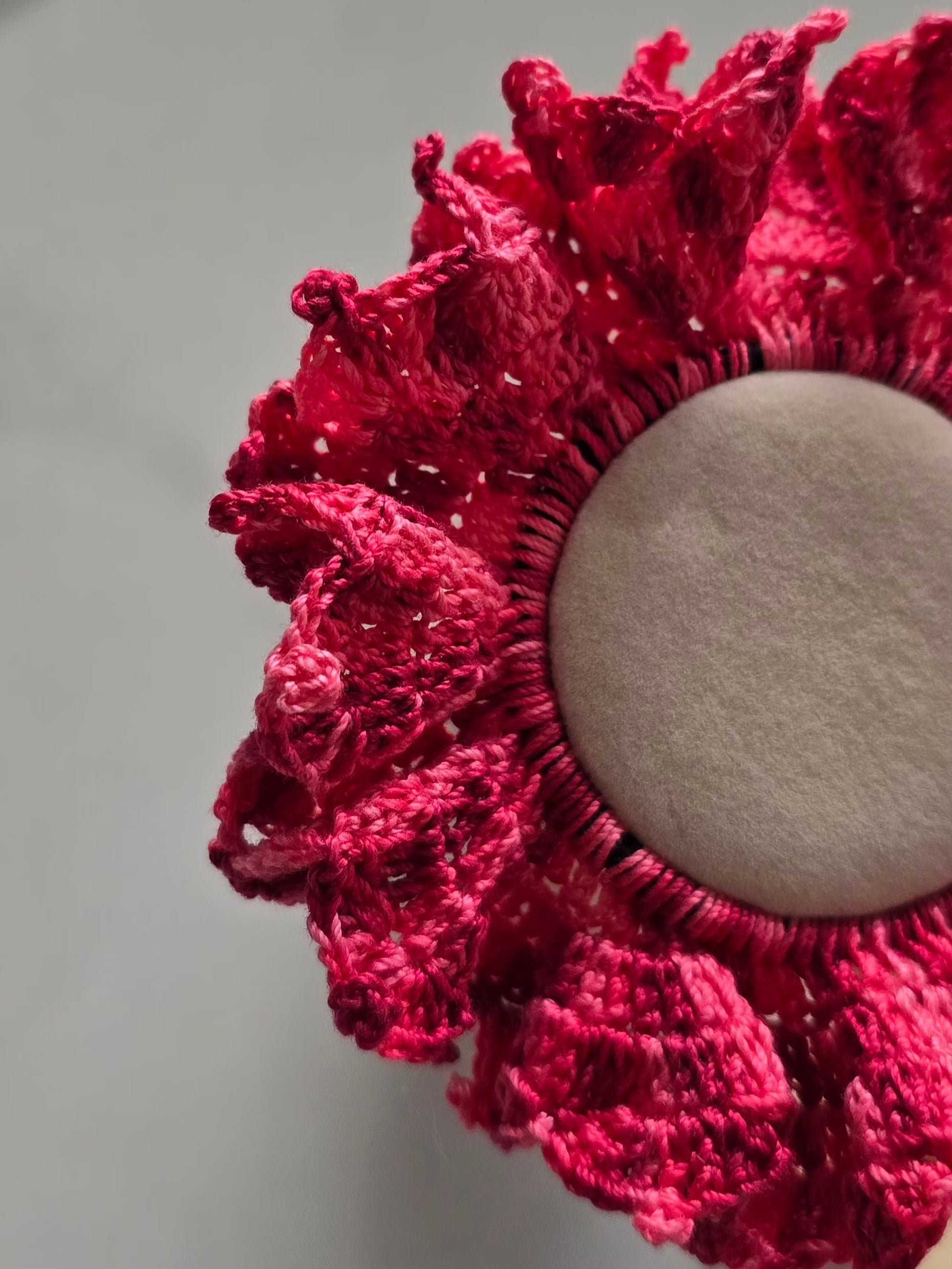 Chouchou artisanal en coton rose.