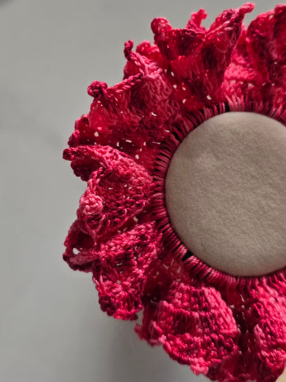 Chouchou artisanal en coton rose.