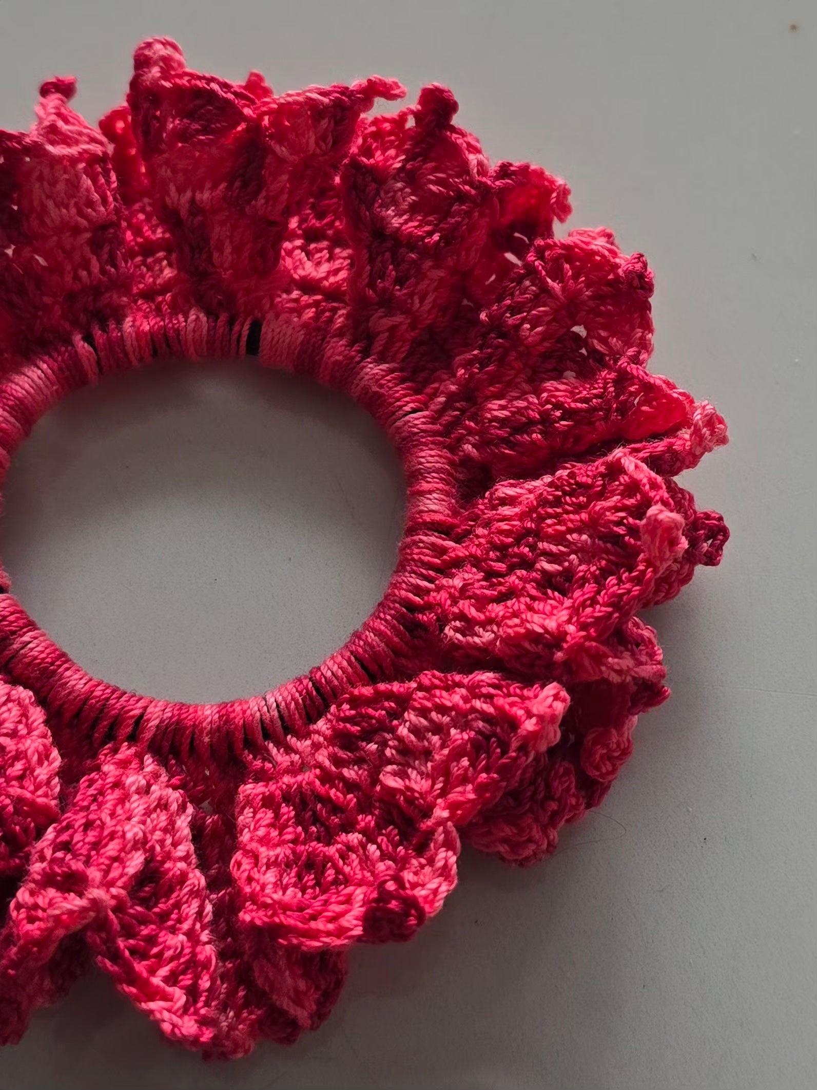 Détail du chouchou en coton rose fait main.