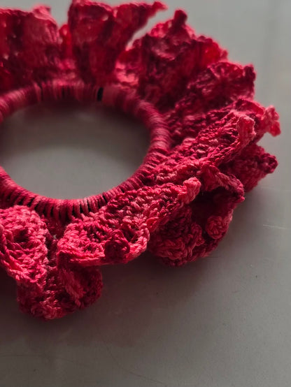 Détail des volants du chouchou rose en crochet.