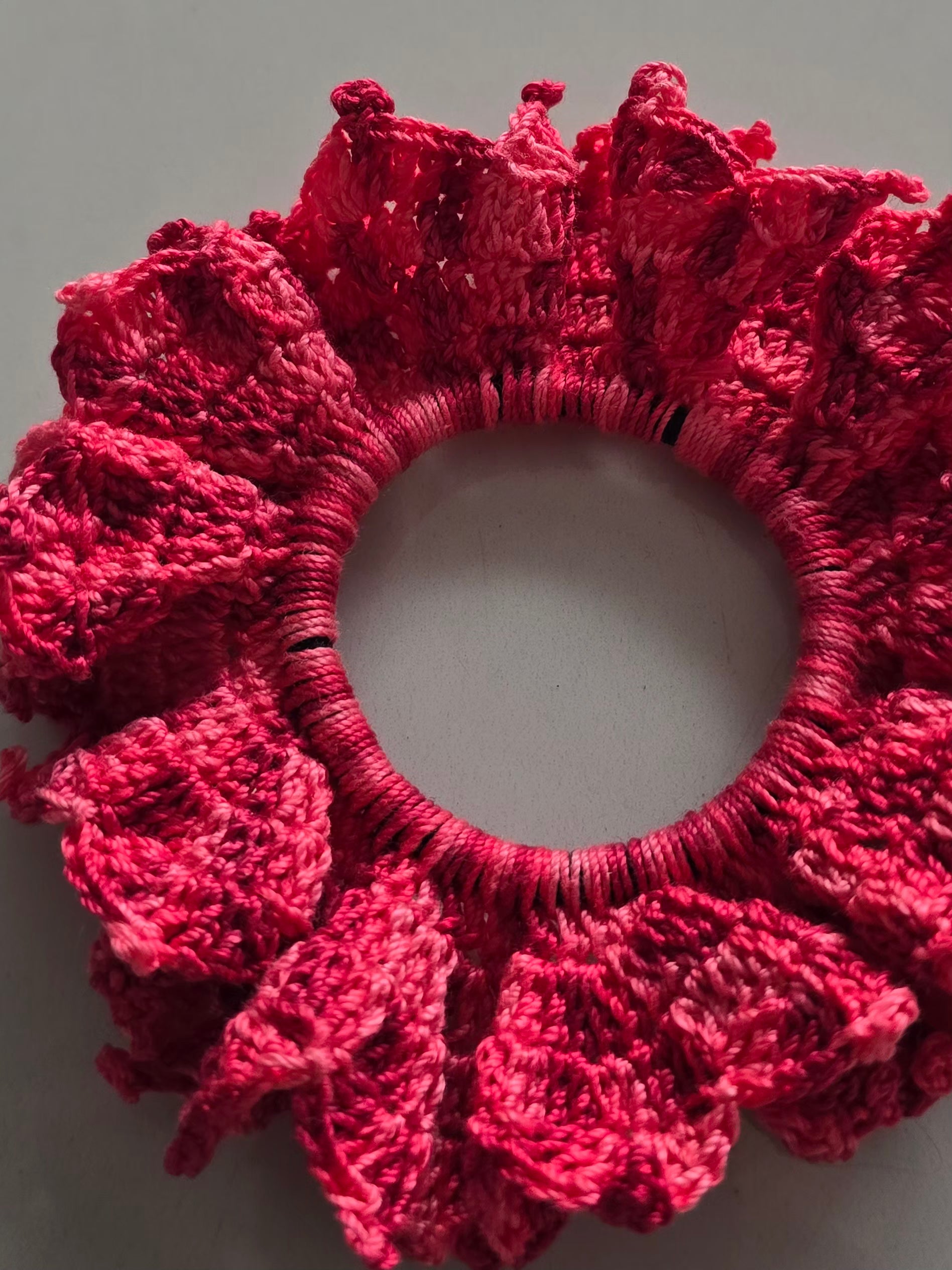 Gros plan sur le crochet du chouchou rose.