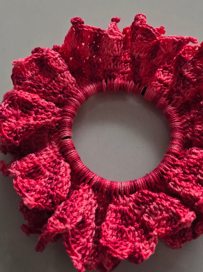 Gros plan sur le crochet du chouchou rose.