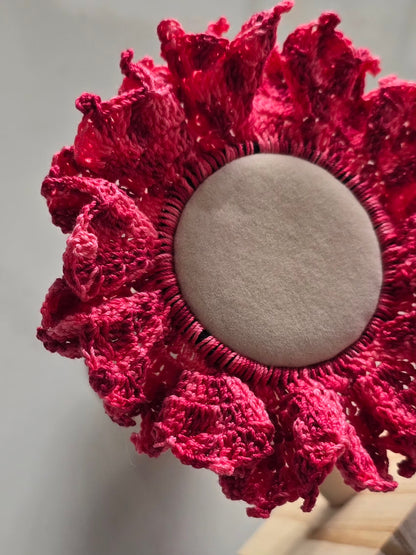 Vue de dessus du chouchou rose en crochet.