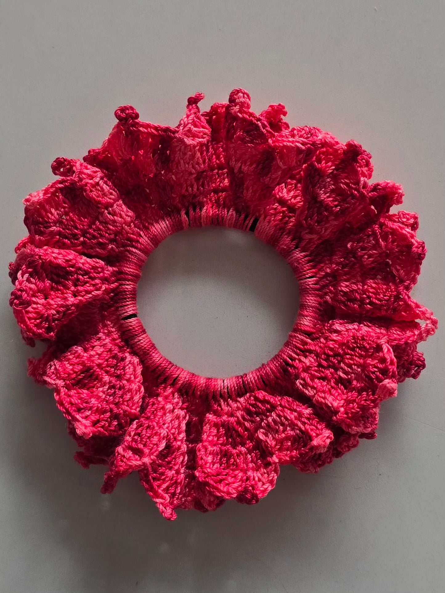 Chouchou rose en crochet.
