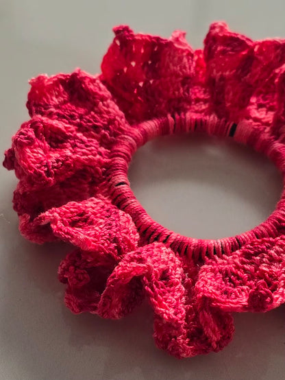 Chouchou rose en crochet comme accessoire cheveux.