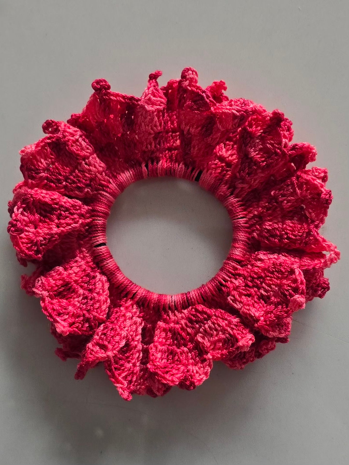 Chouchou élégant en crochet rose.