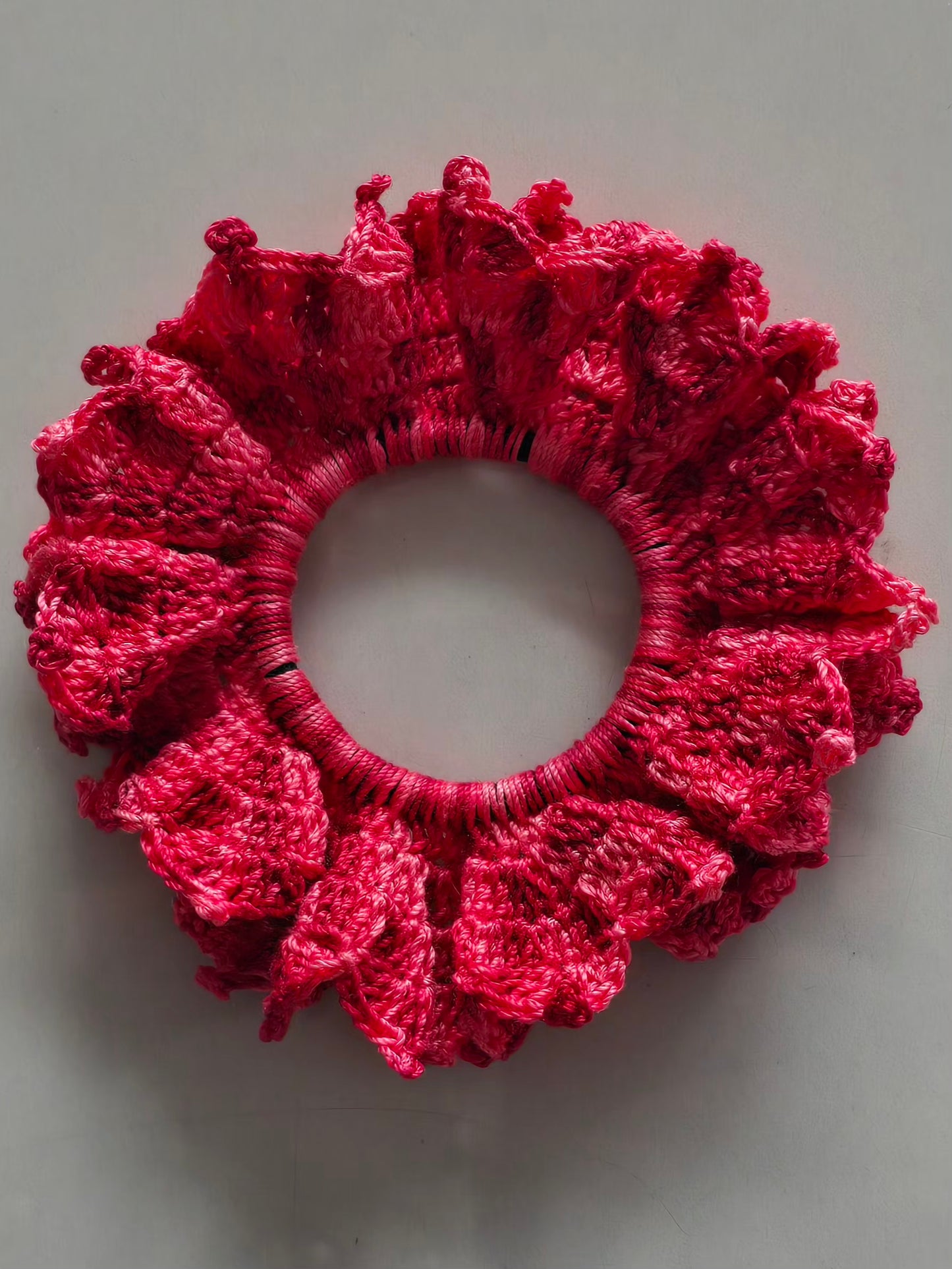 Chouchou rose en crochet au style romantique.