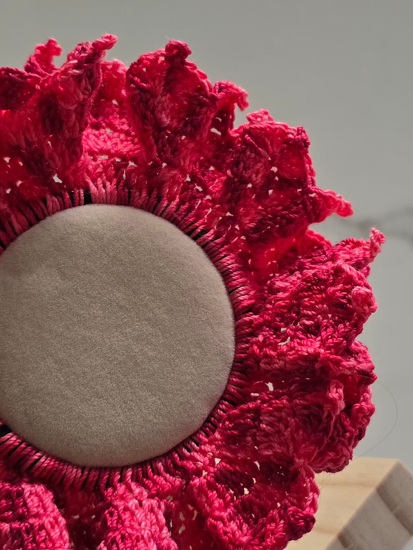 Texture du crochet sur chouchou rose fait main.