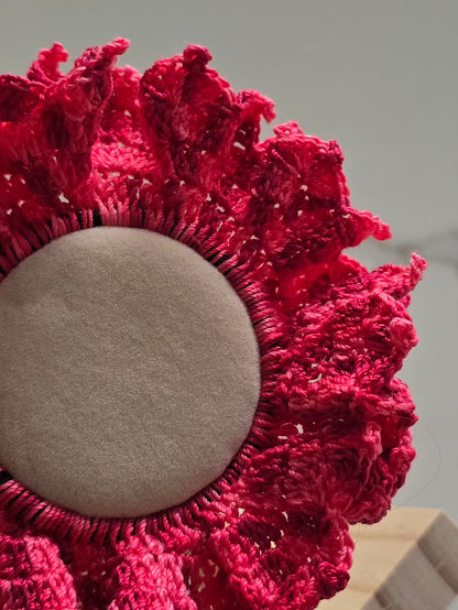 Texture du crochet sur chouchou rose fait main.