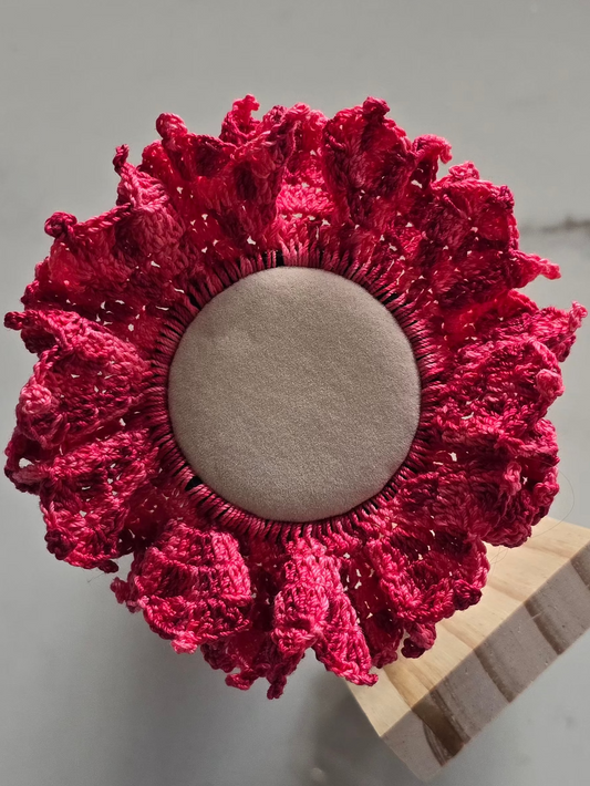 Chouchou volumineux en crochet rose.