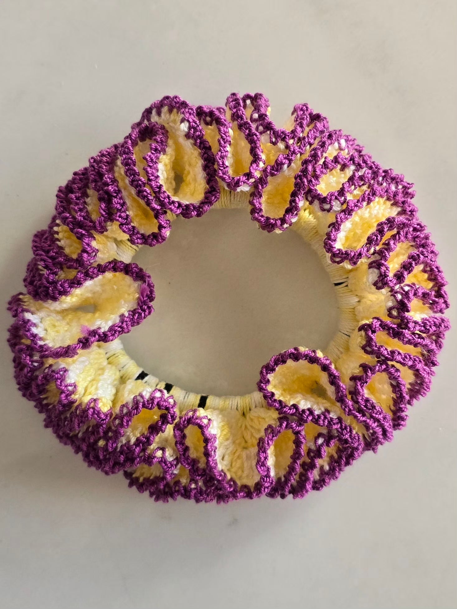Accessoire cheveux chouchou crochet jaune et violet