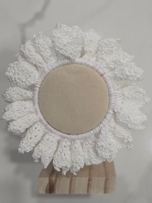 Finition faite main d'un chouchou blanc en crochet 