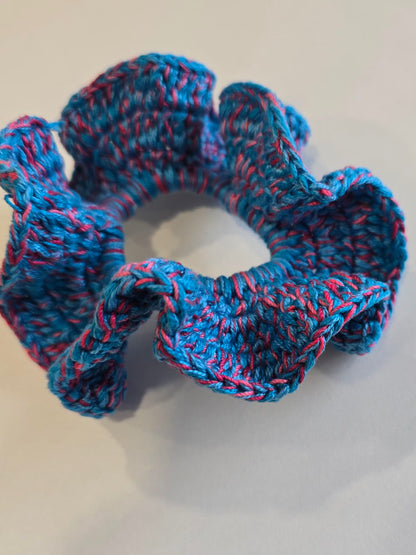 Chouchou artisanal bleu rose avec maille crochetée