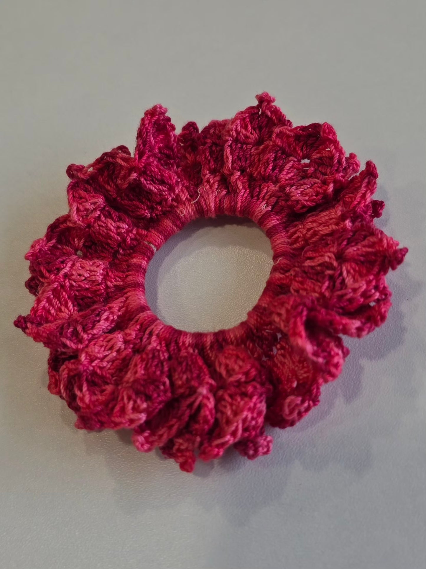 chouchou artisanal rose en coton crocheté à la main