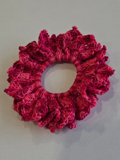 chouchou artisanal rose en coton crocheté à la main