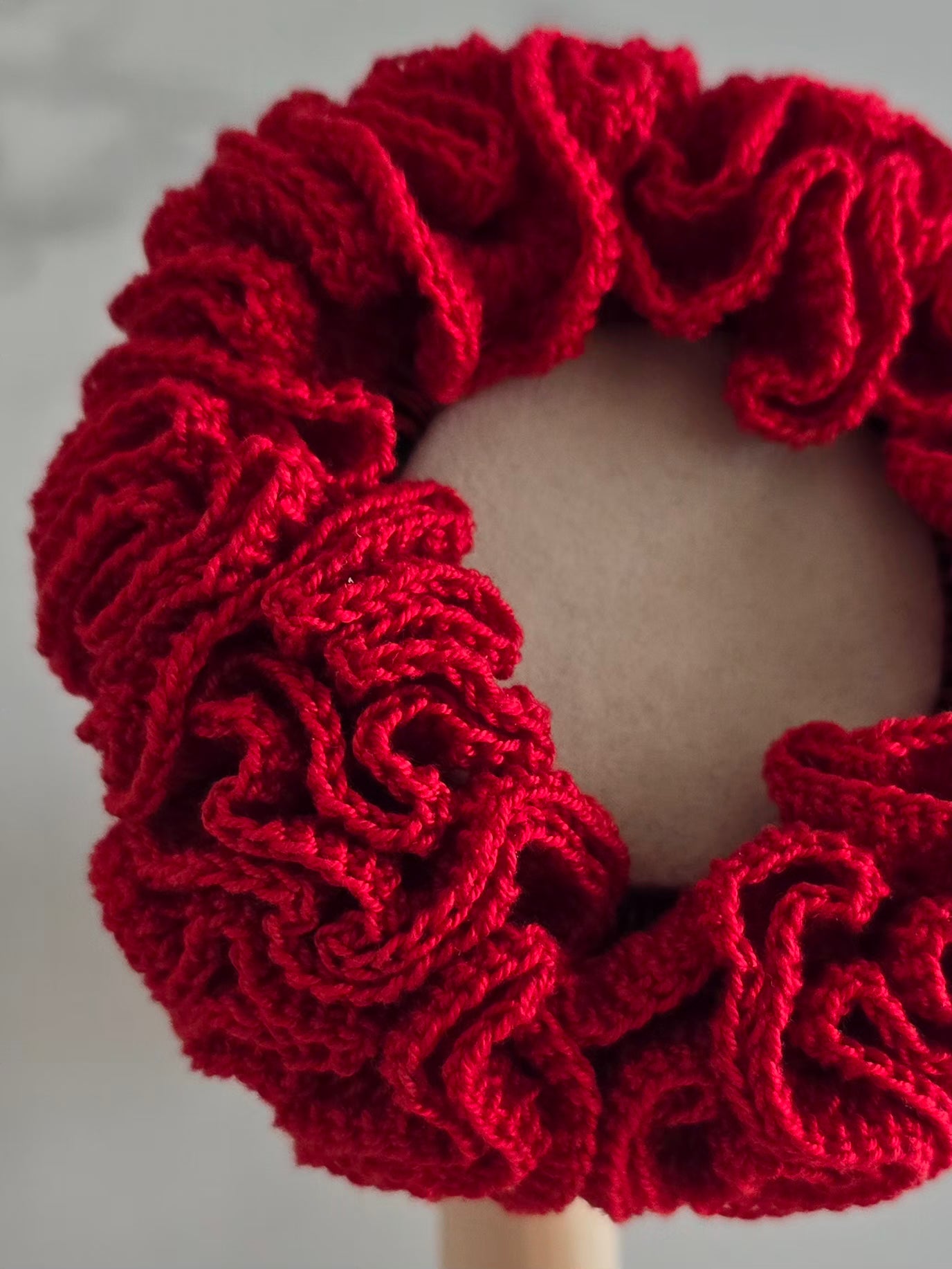 Création artisanale chouchou XL rouge en fil 100% coton pour coiffure élégante