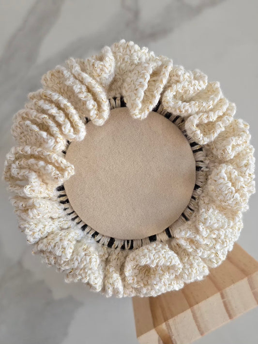 Chouchou beige doré au crochet fait main présenté de face