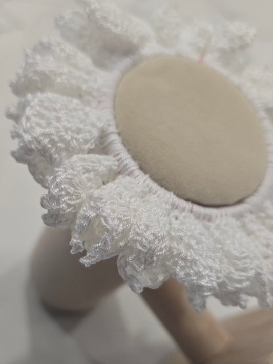 Volants froufrou d'un chouchou blanc en crochet