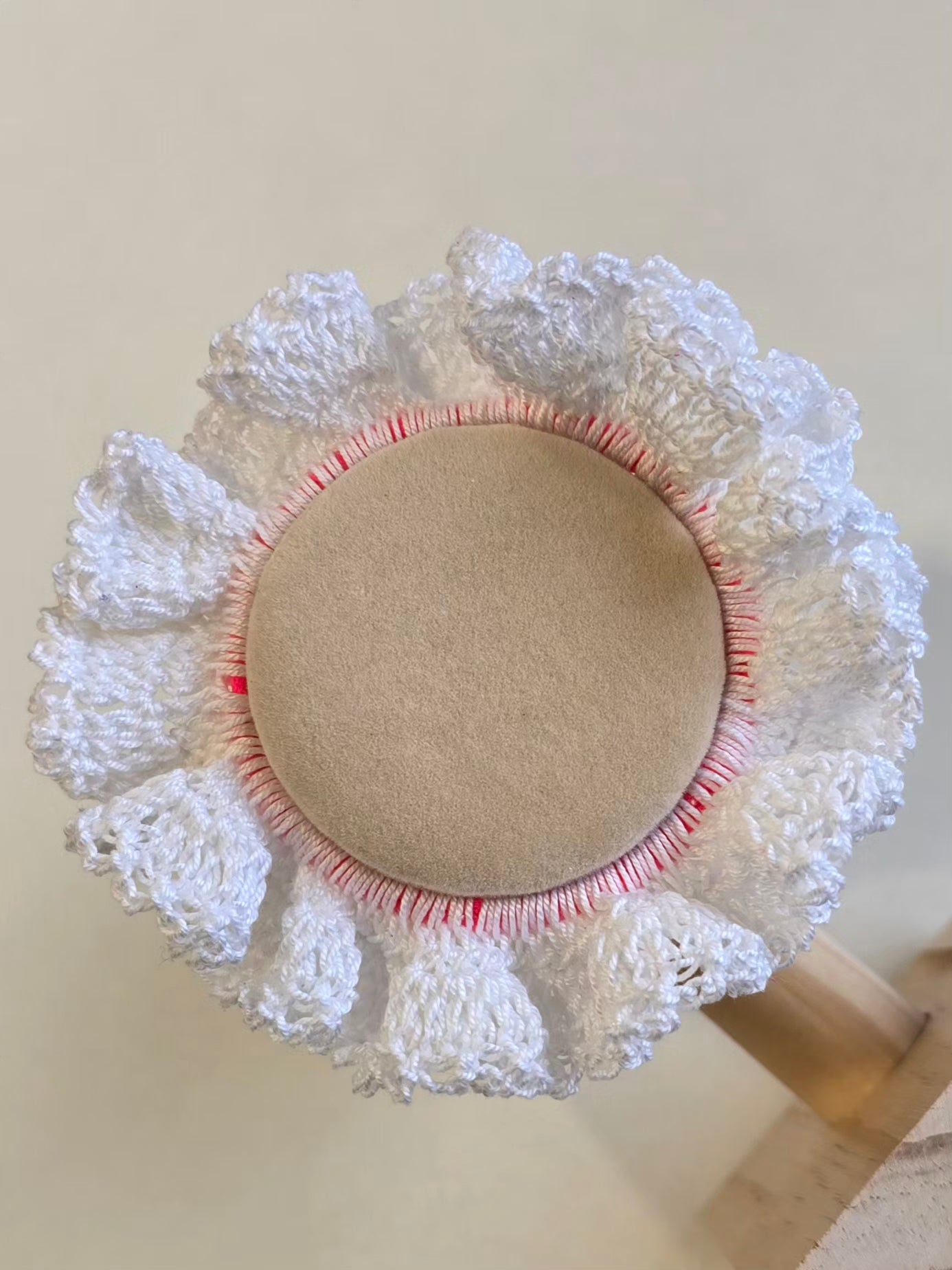 Chouchou blanc en crochet avec élastique rose fluo discret