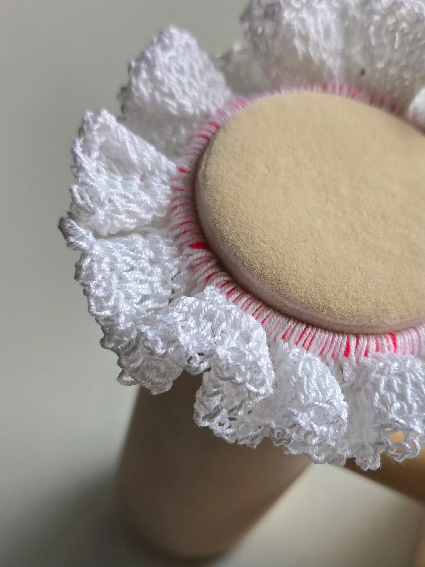 chouchou blanc fait main avec élastique rose fluo