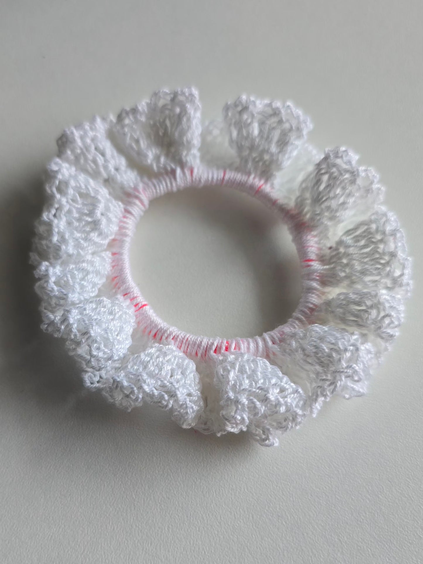 chouchou blanc avec finition crochetée