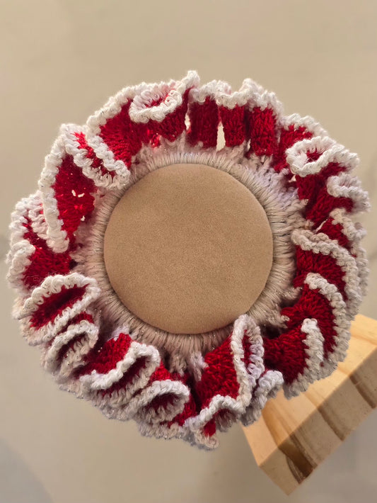 Détail du crochet sur chouchou blanc et rouge