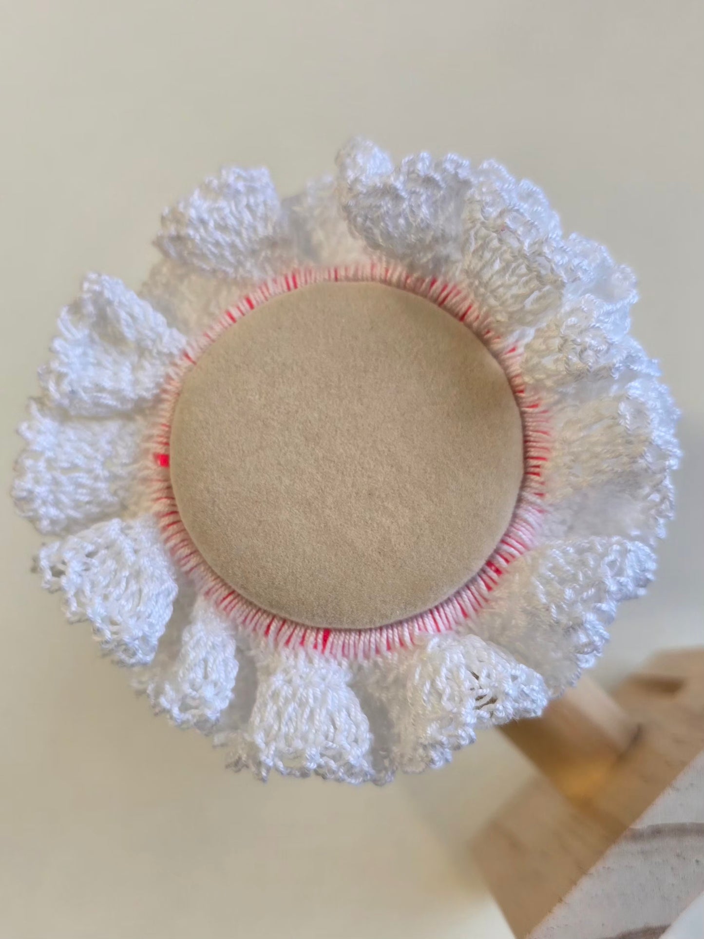 vue de dessus d'un chouchou blanc artisanal