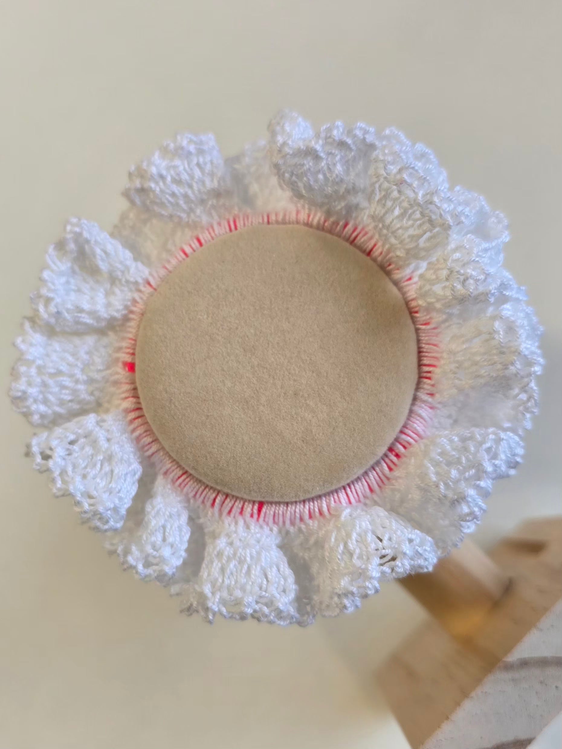 vue de dessus d'un chouchou blanc artisanal