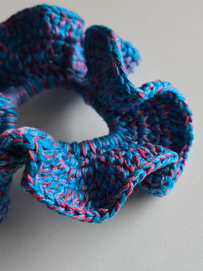 vue de dessus d'un chouchou bleu rose artisanal